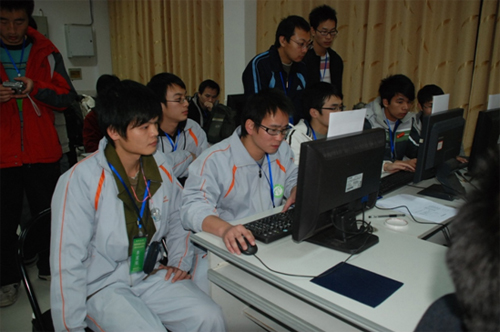 williamhill英国中文官网选手参加微软（MS）轮式微型机器人仿真比赛现场